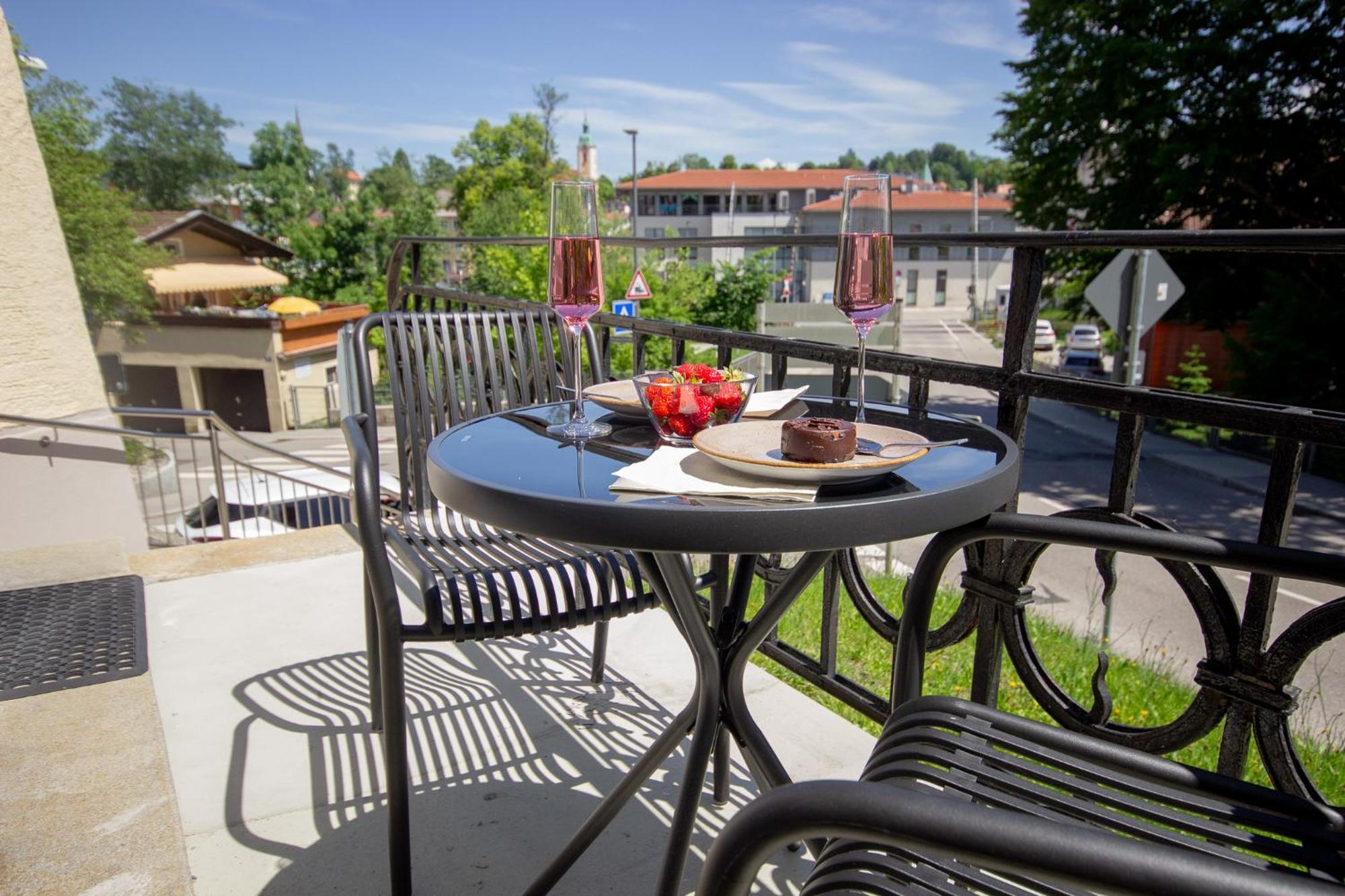 Liebelei Miesbach - Boutique-Apartment Mit Terrasse Im Zentrum エクステリア 写真